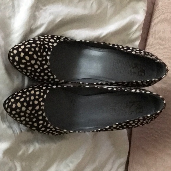 Worn once. Excellent condition. Pet free Home. - Picture 6 of 8